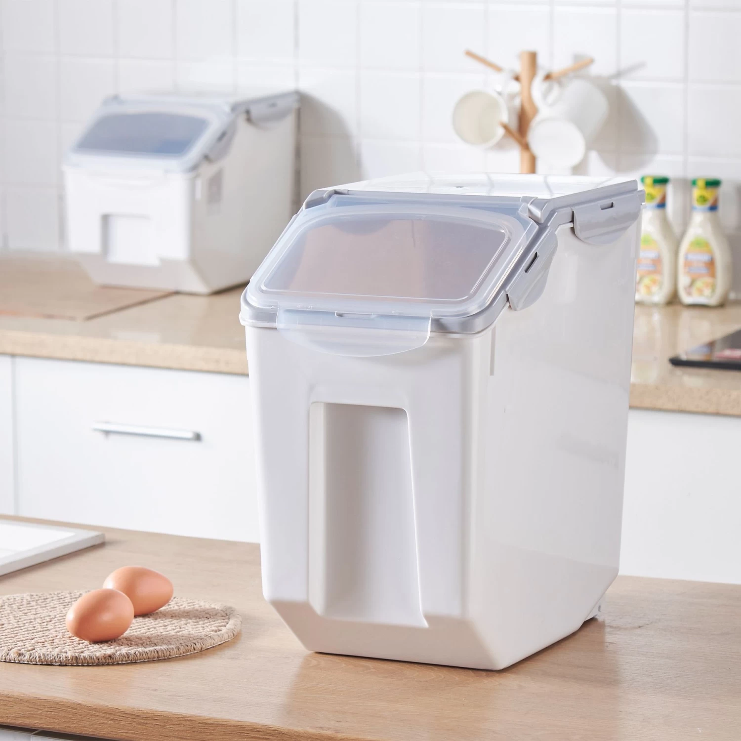 Hanamya Container With Measuring Cup Dog & Cat Food Storage