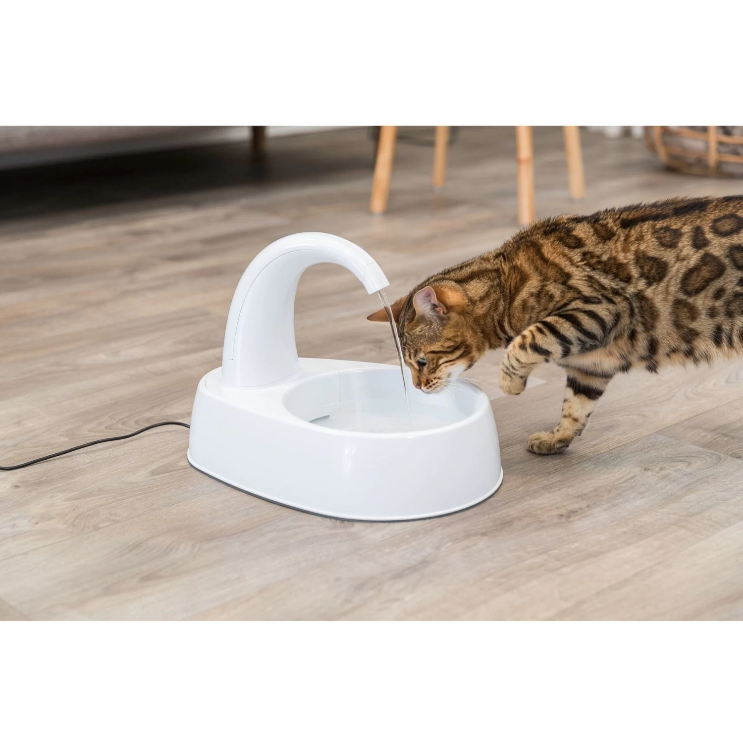 TRIXIE Curved Stream Cat & Dog Water Fountain, White, 84.5-oz - Image 4