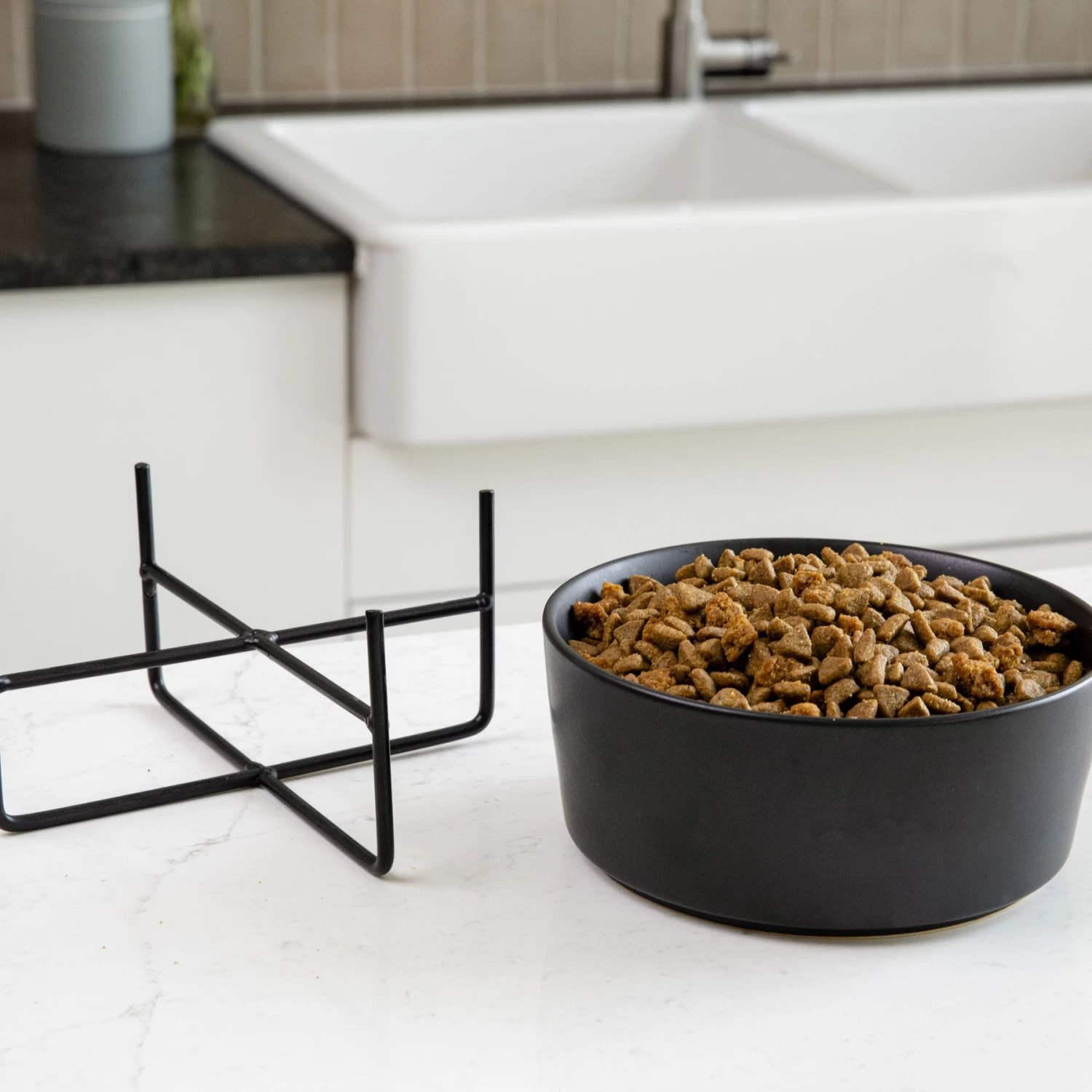 Waggo Simple Solid Iron Dog & Cat Bowl Stand - Image 2